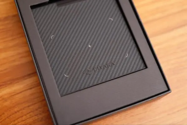 レビュー】PITAKA MagEZ Standレビュー｜高級感あふれるiPadスタンド