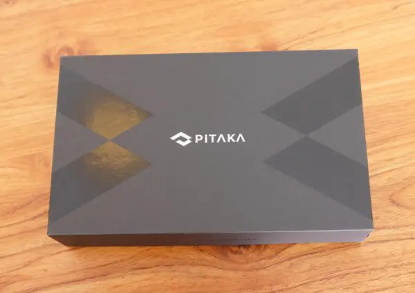 PITAKA カーボンファイバー モニタースタンド レビュー】PITAKA MagEZ Charging Stand｜もはや死角が見当たらない