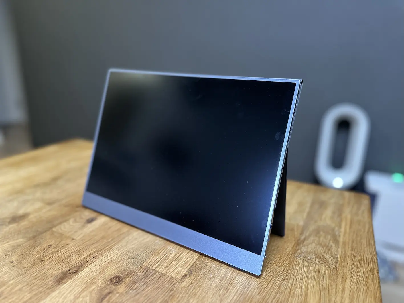 モバイルモニター　kksmast 13.5インチ　超薄型 激安なのに頑強な作りの超薄型モバイルモニター徹底レビュー