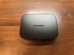 SwitchBot AIハブ本体の上面。角の丸いアルミ調の筐体で、従来の小型ハブよりミニPCに近い見た目
