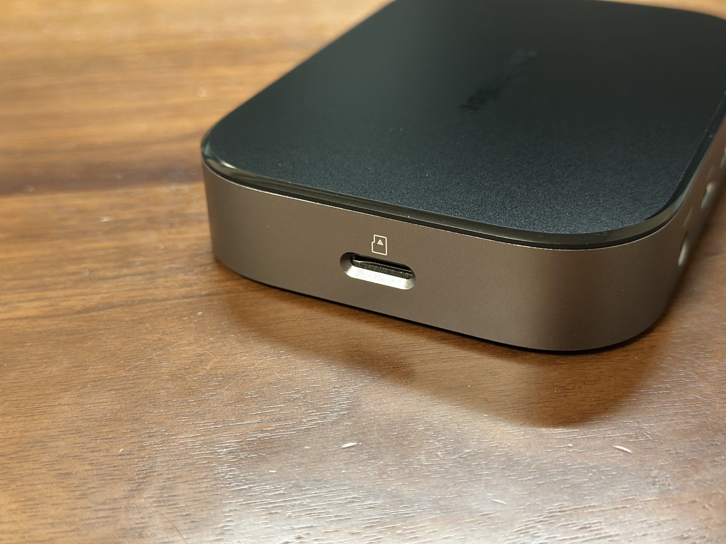 SwitchBot AIハブ側面のmicroSDスロット。ローカル保存を前提にした構成が見て分かる