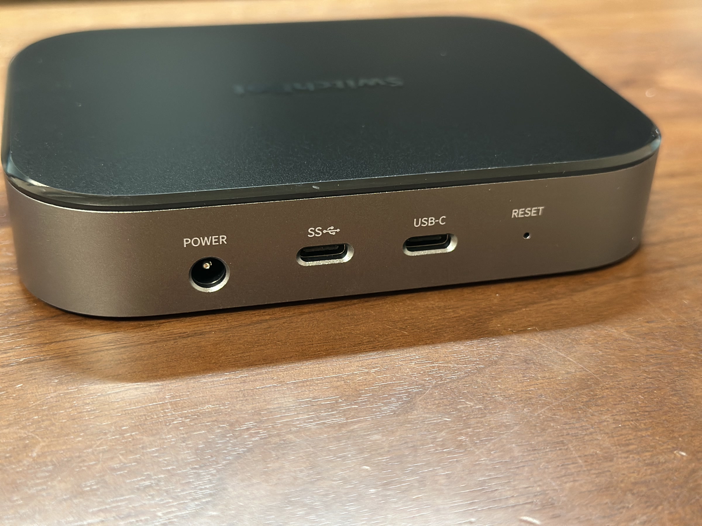 SwitchBot AIハブ背面。POWER、USB系ポート、USB-C、RESETが並んでいる