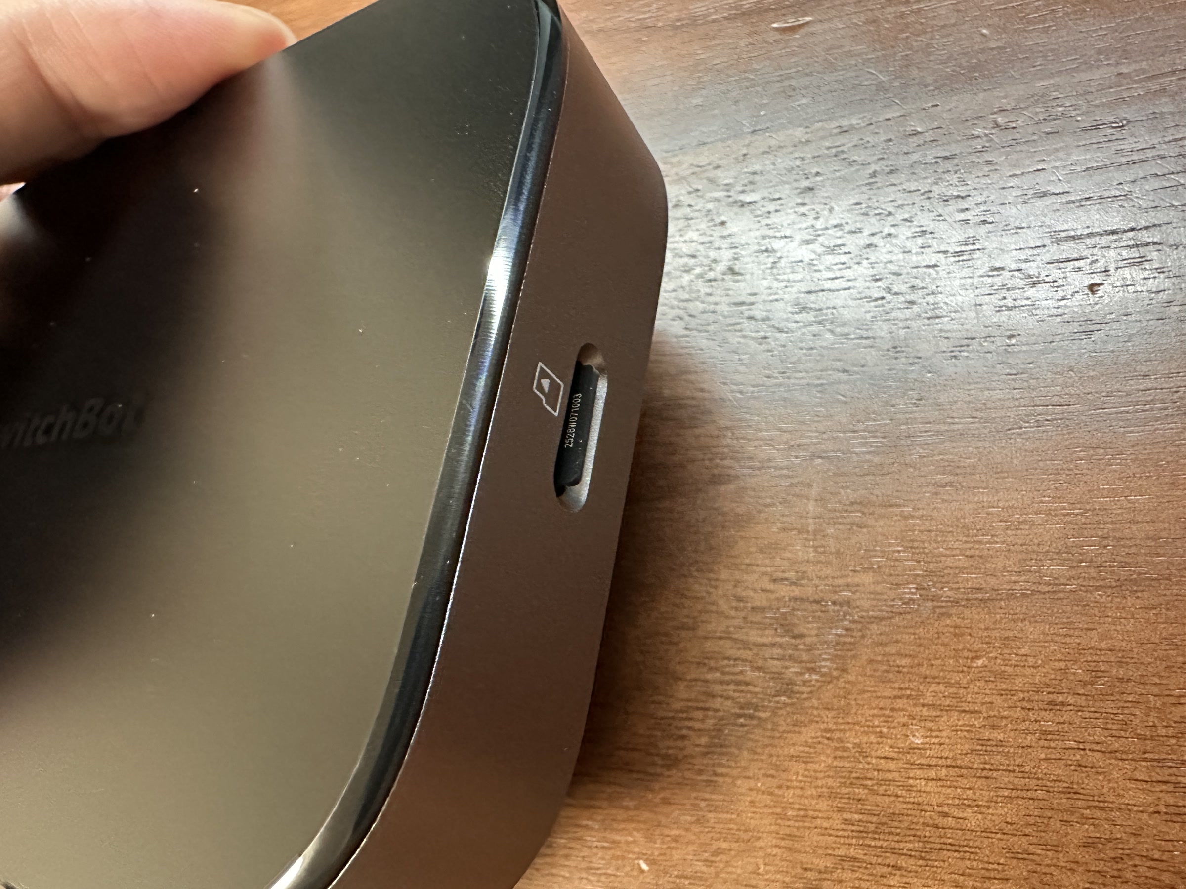 SwitchBot AIハブにmicroSDカードを挿した状態。映像保存やデータ保持の用途を連想しやすい