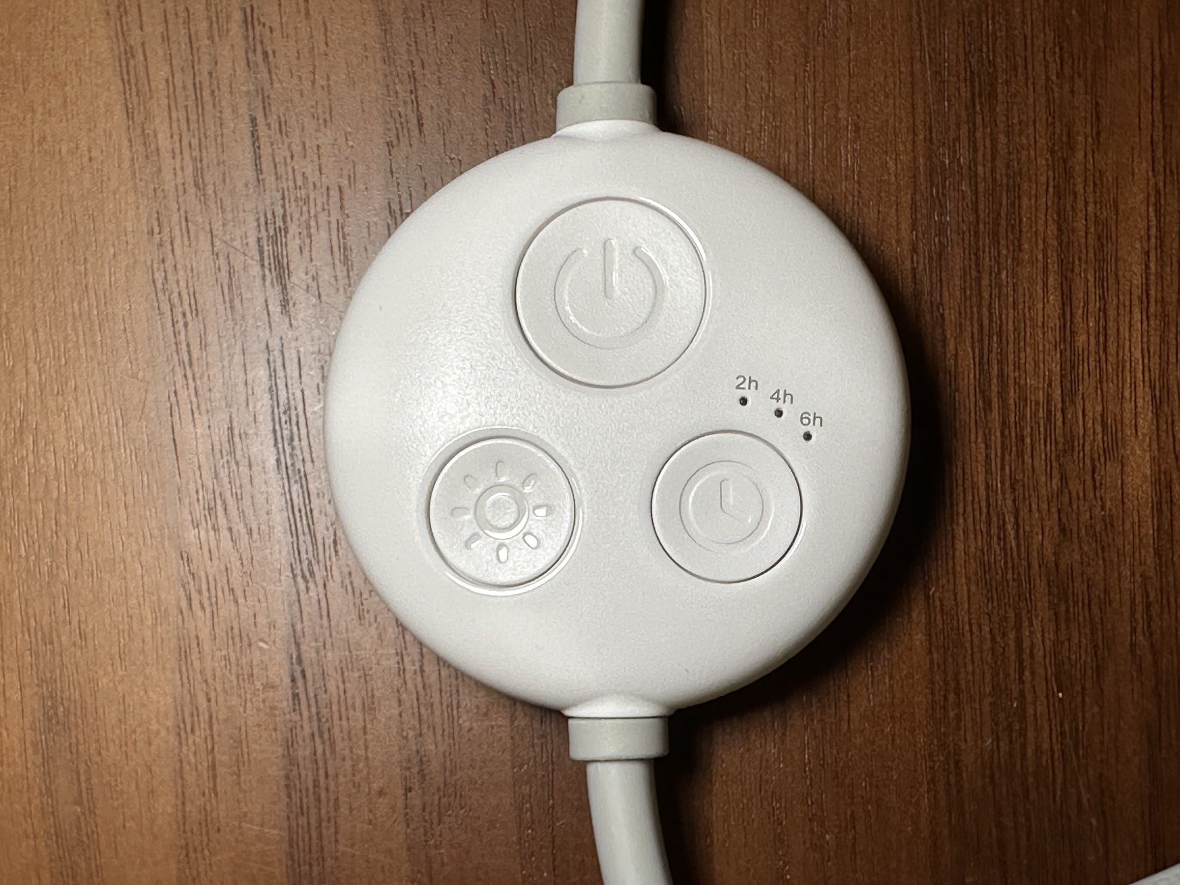 電源、明るさ、タイマーを操作する有線コントローラー。機能は分かりやすいが、サイズ感はやや大きめ