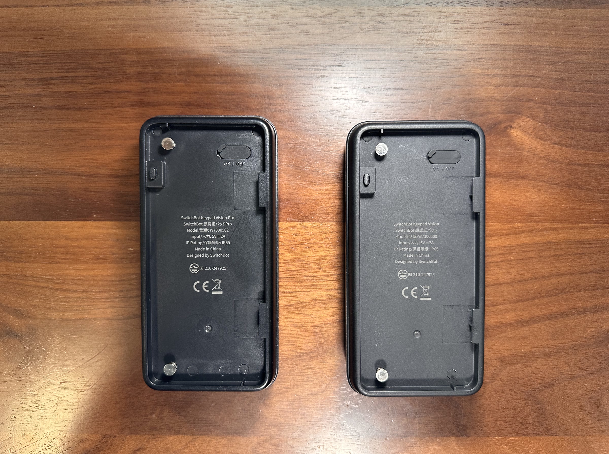 新旧モデルの背面比較。固定構造が近く、既存の取り付け土台をそのまま活かしやすいことが分かる