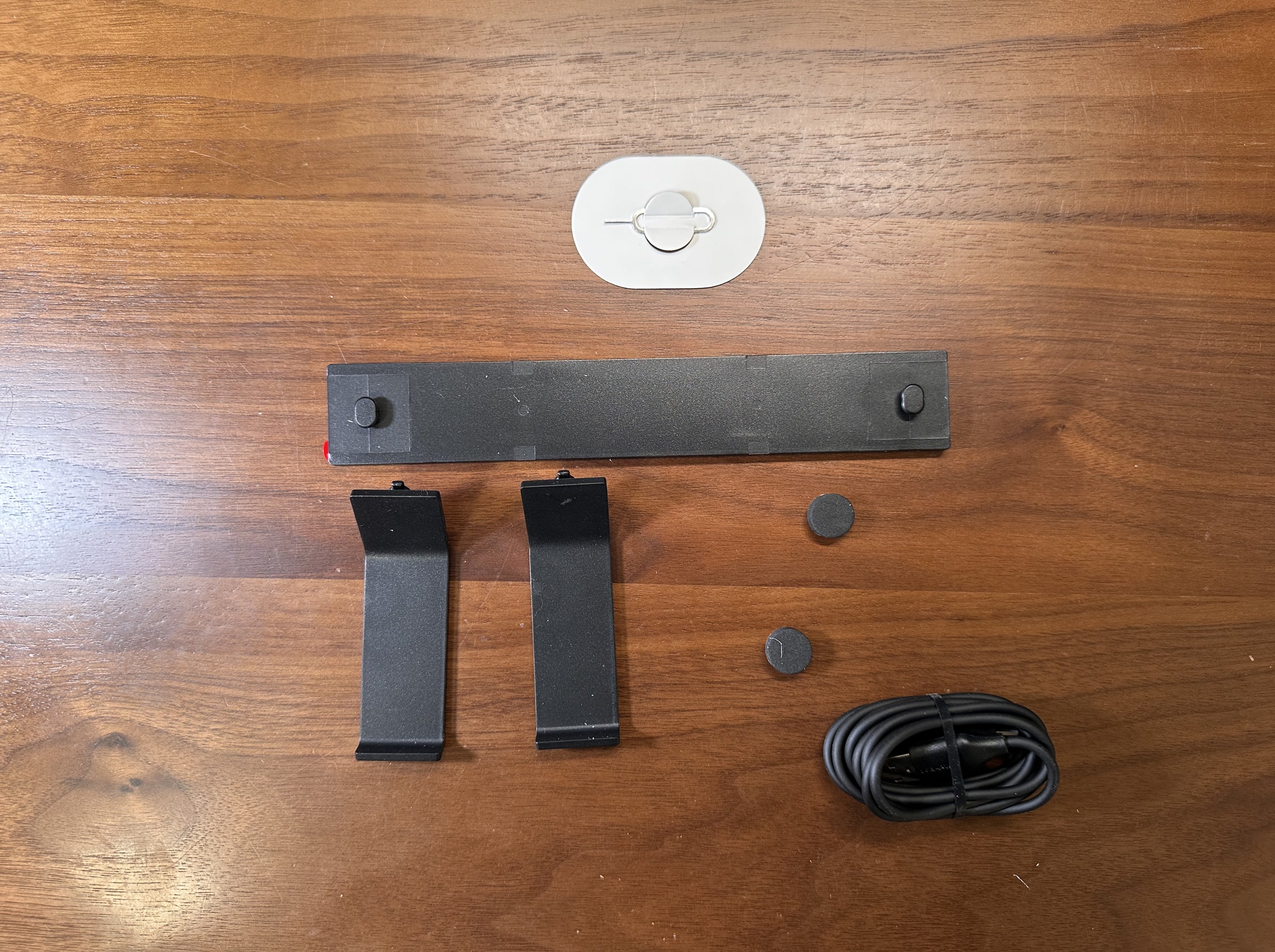 SwitchBot スマートデイリーステーションの付属品一式。スタンド、貼り付け用パーツ、ケーブルが同梱されている