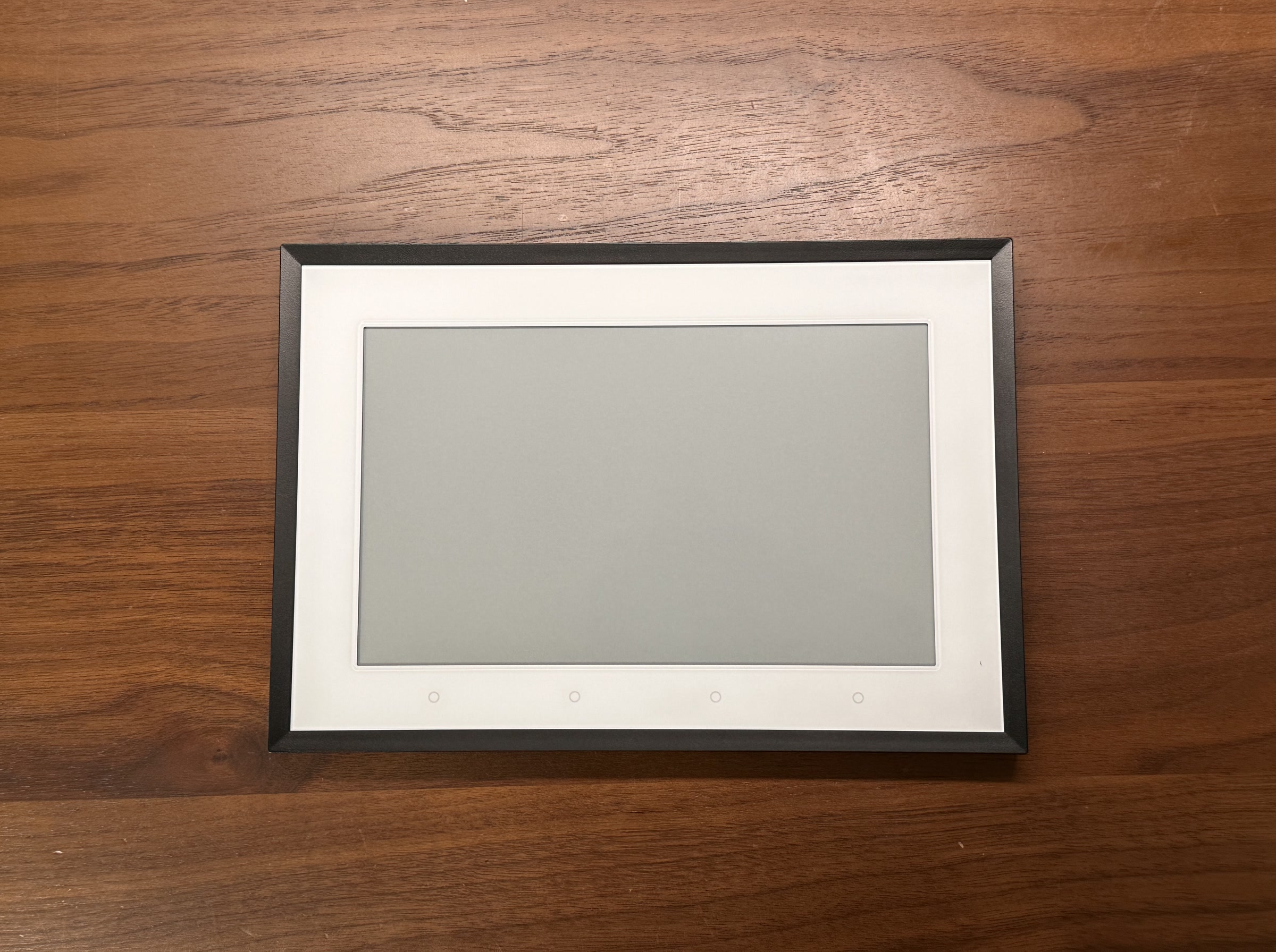 SwitchBot スマートデイリーステーション本体。白い余白の広い額縁風デザインで、電子インク端末らしい落ち着いた見た目になっている