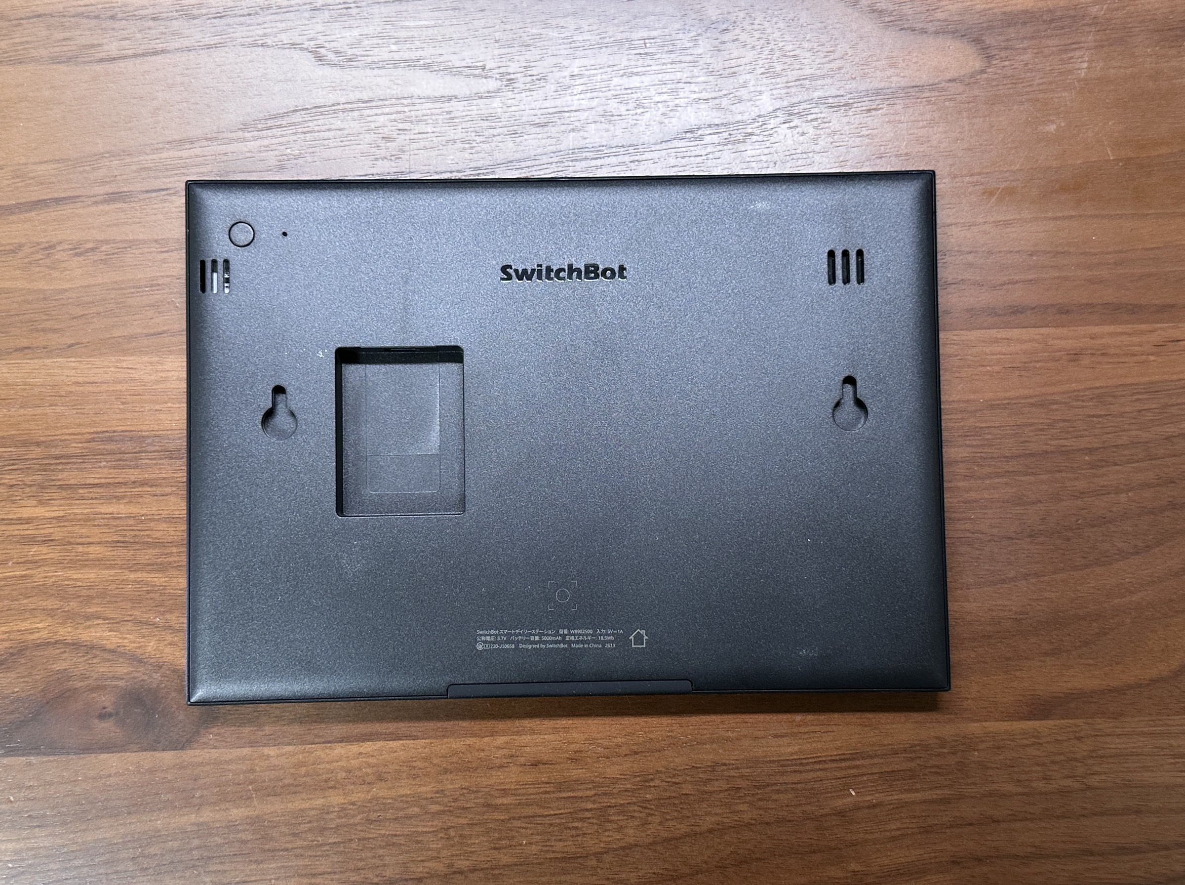 SwitchBot スマートデイリーステーションの背面。壁掛け穴や中央のスタンド用スペースがあり、設置方法を選びやすい構造になっている