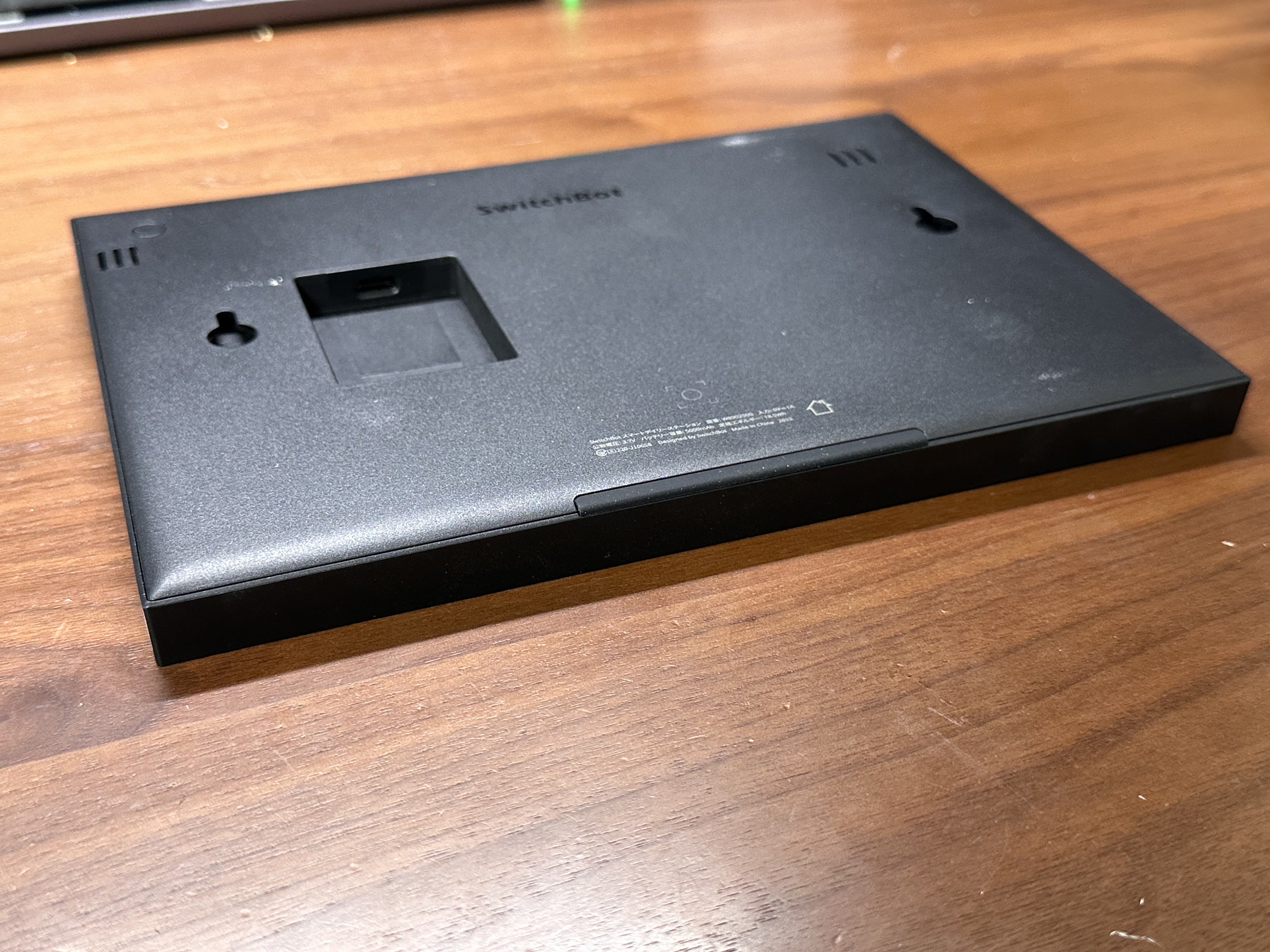 SwitchBot スマートデイリーステーション背面の斜めカット。薄型で、常設しても圧迫感が出にくいことが分かる