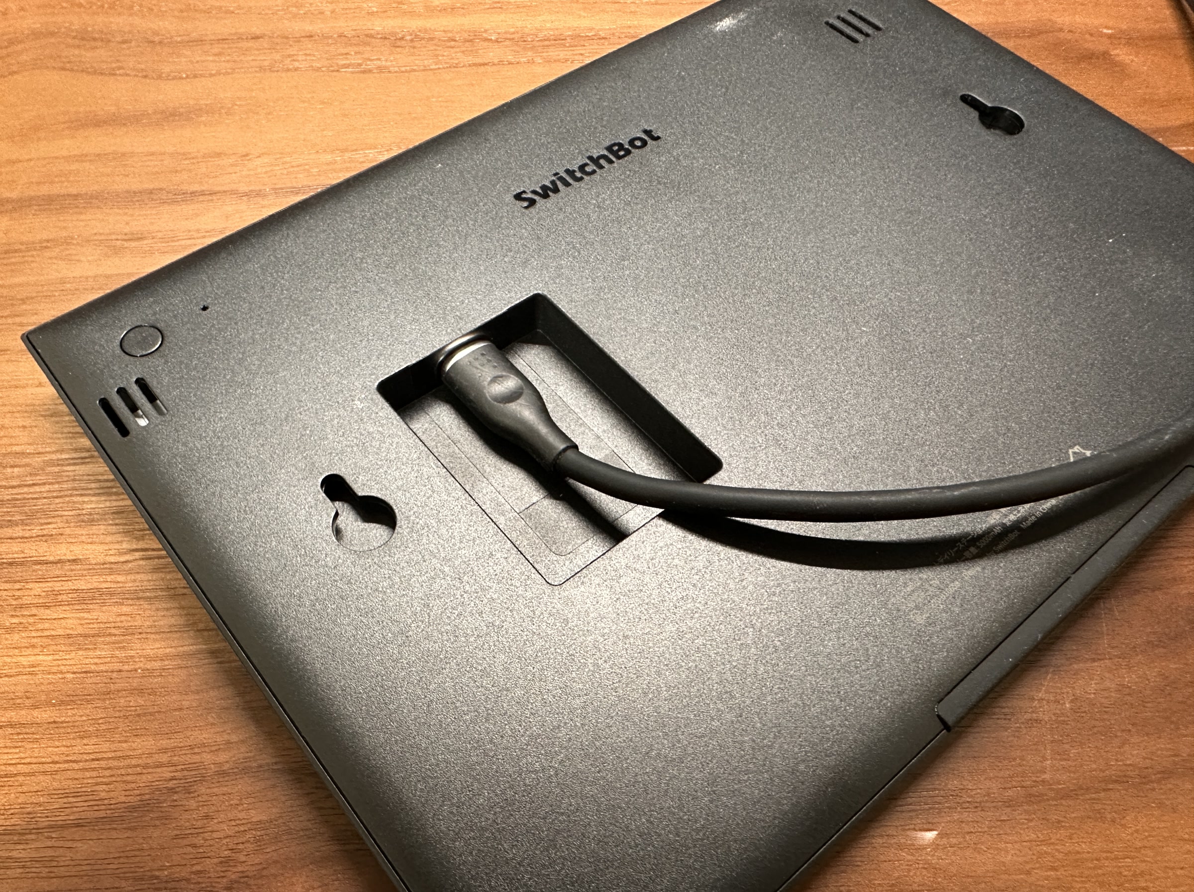 SwitchBot スマートデイリーステーション背面にケーブルを接続した状態。初期設定や給電時の取り回しイメージが分かる