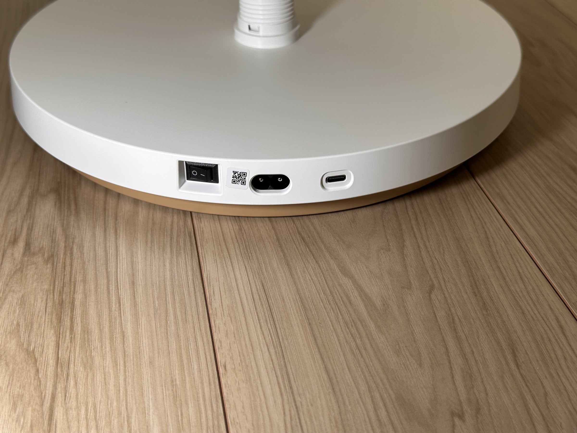 台座背面の端子部分。主電源スイッチ、専用電源端子、USB-C端子が並んでいる