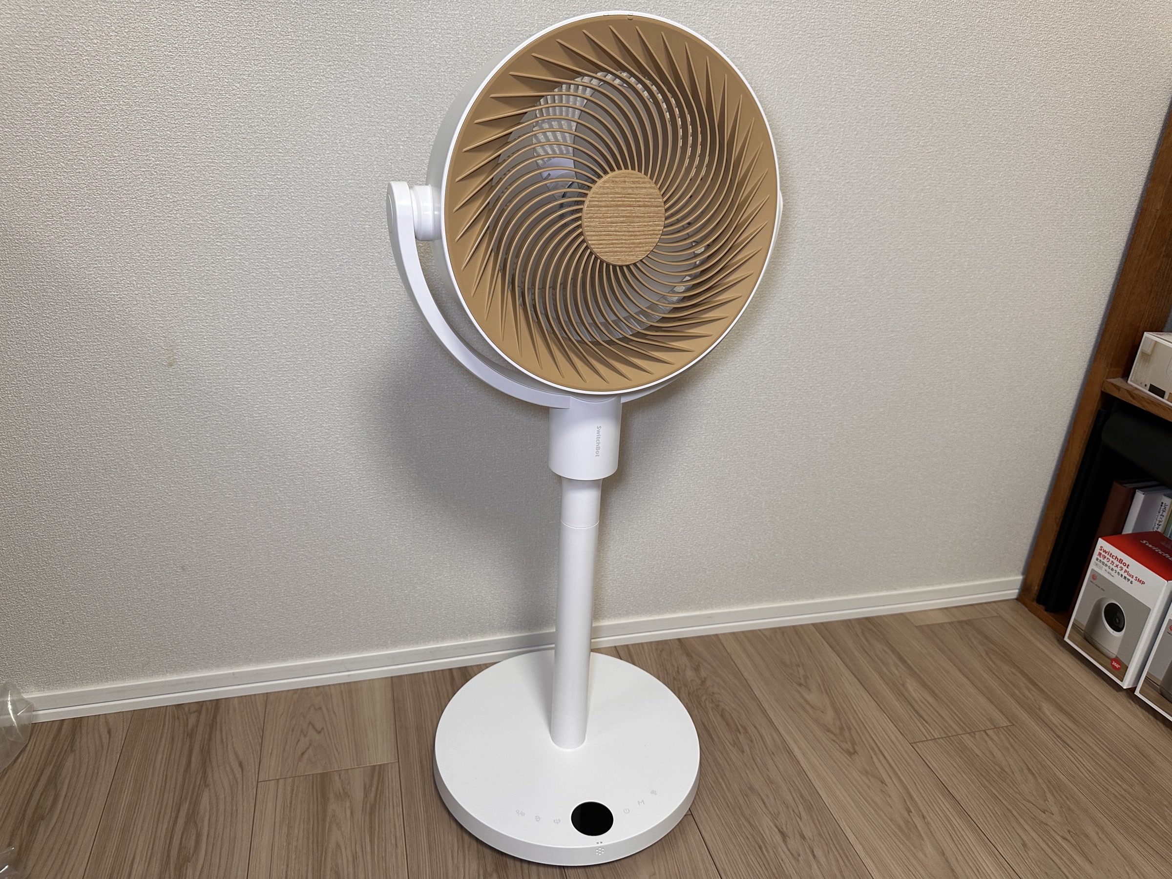 木目調カラーの前面ファンカバー。白い外装とブラウン系のグリルで、旧モデルよりインテリア寄りの印象になっている
