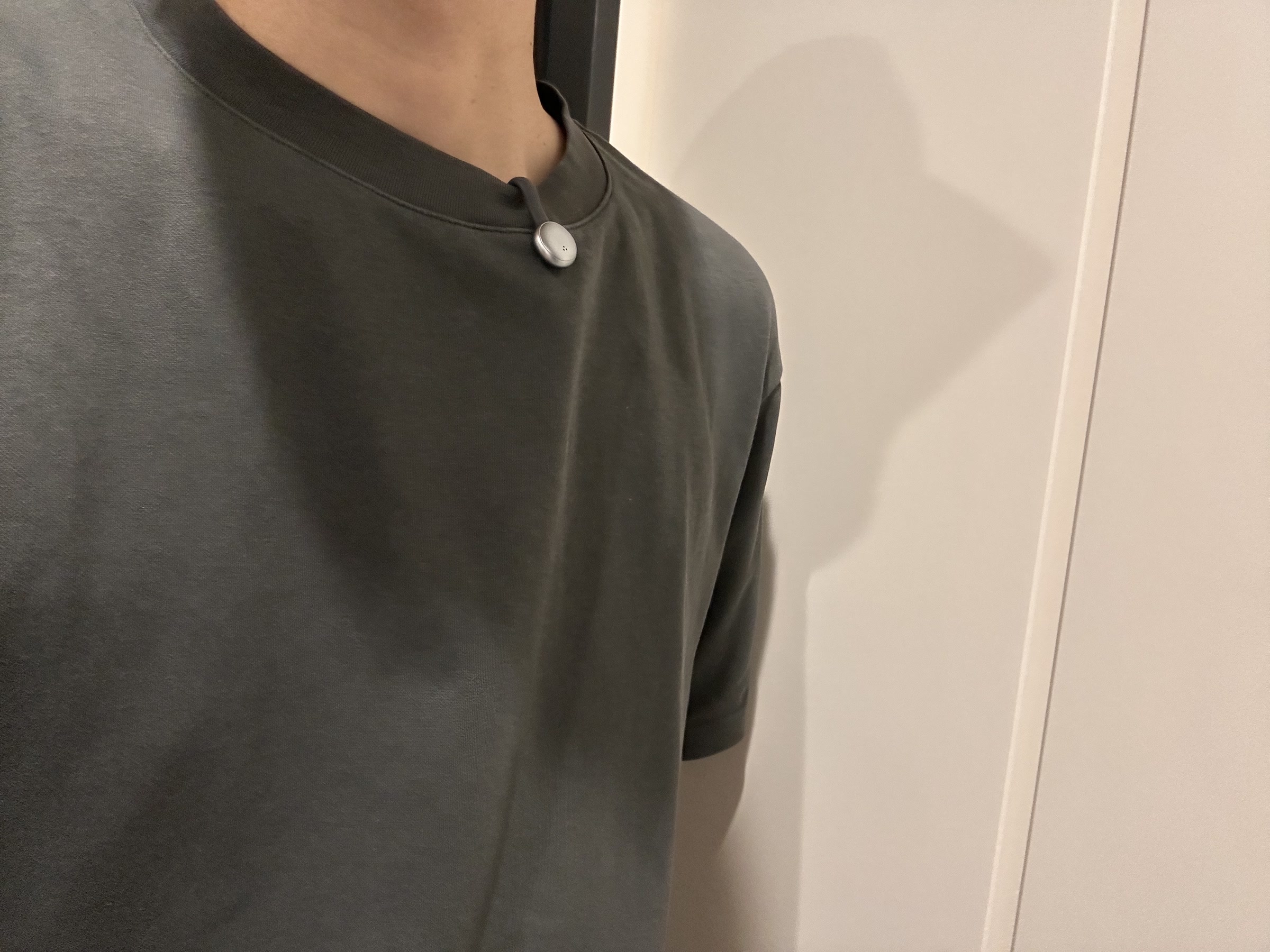 Tシャツの首元に装着した様子