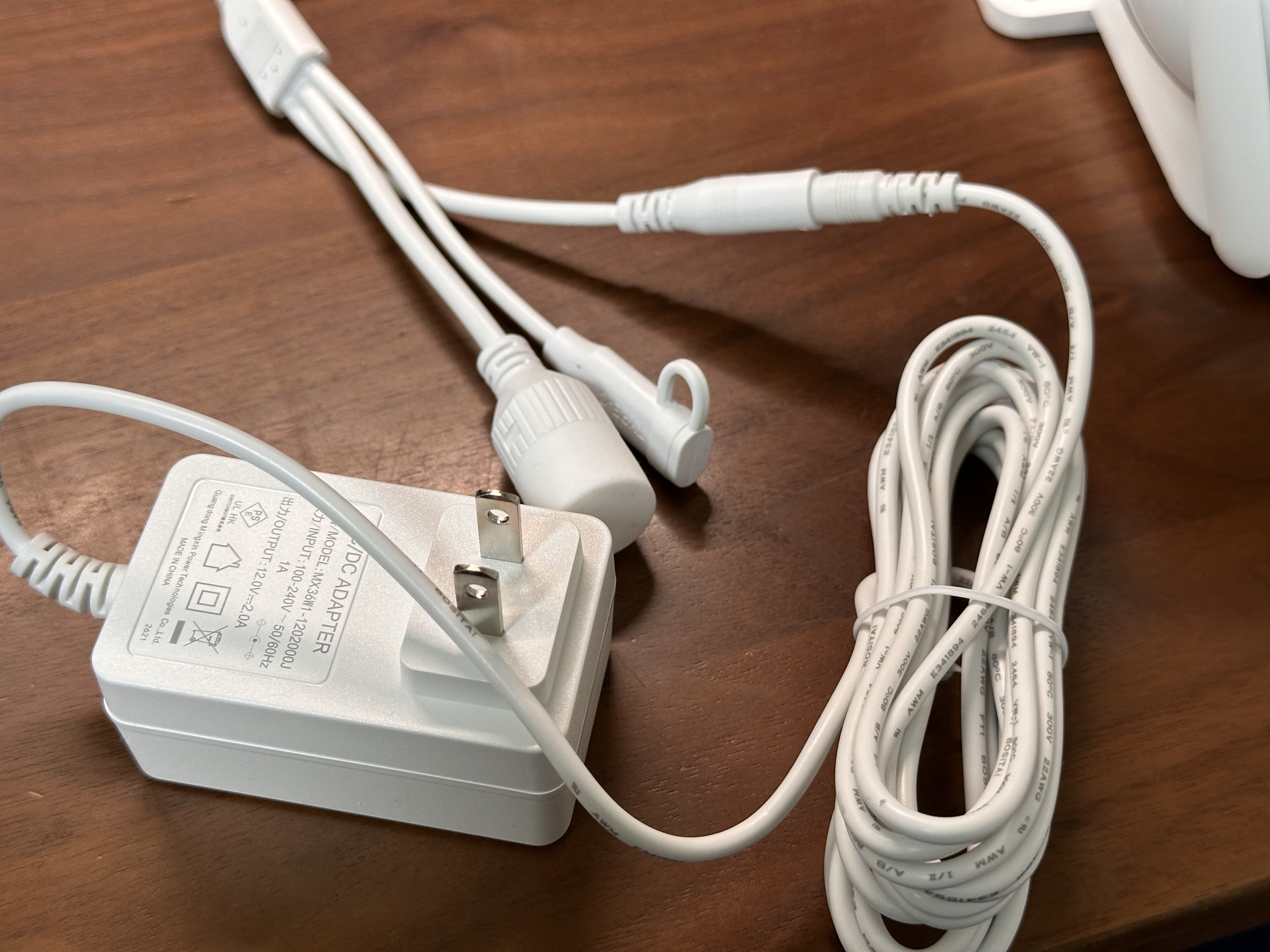 付属のACアダプターとケーブル端子。設置前に電源と接続部の収まりを確認したい